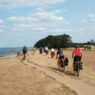 Szlak Nadmorski R-10 zachwyca rowerzystów plażami i klifami Bałtyku