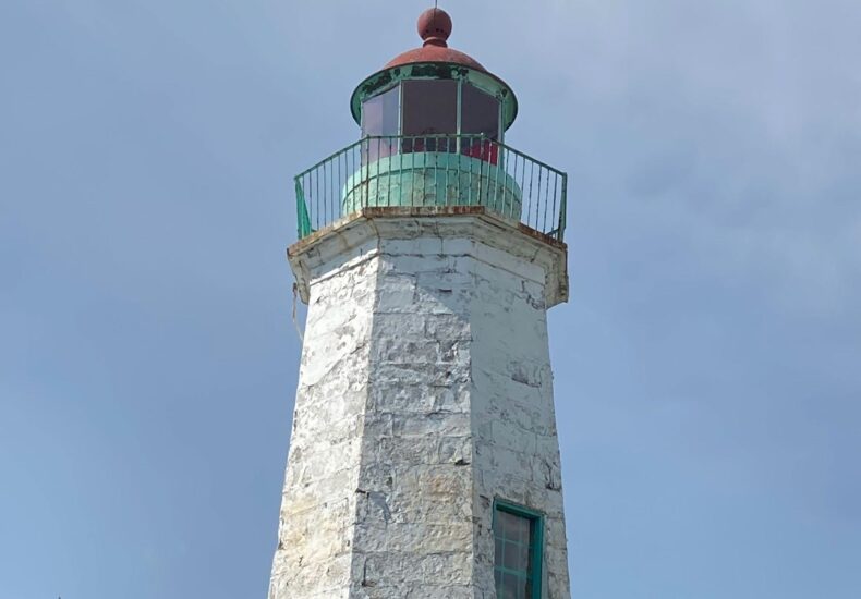 Latarnicy dawniej ręcznie zapalali latarnie, dziś systemy są automatyczne