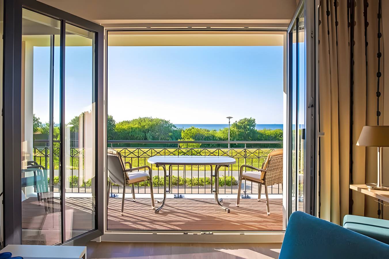 Wyposażona kuchnia premium z marmurowymi blatami i widokiem na falujący Bałtyk