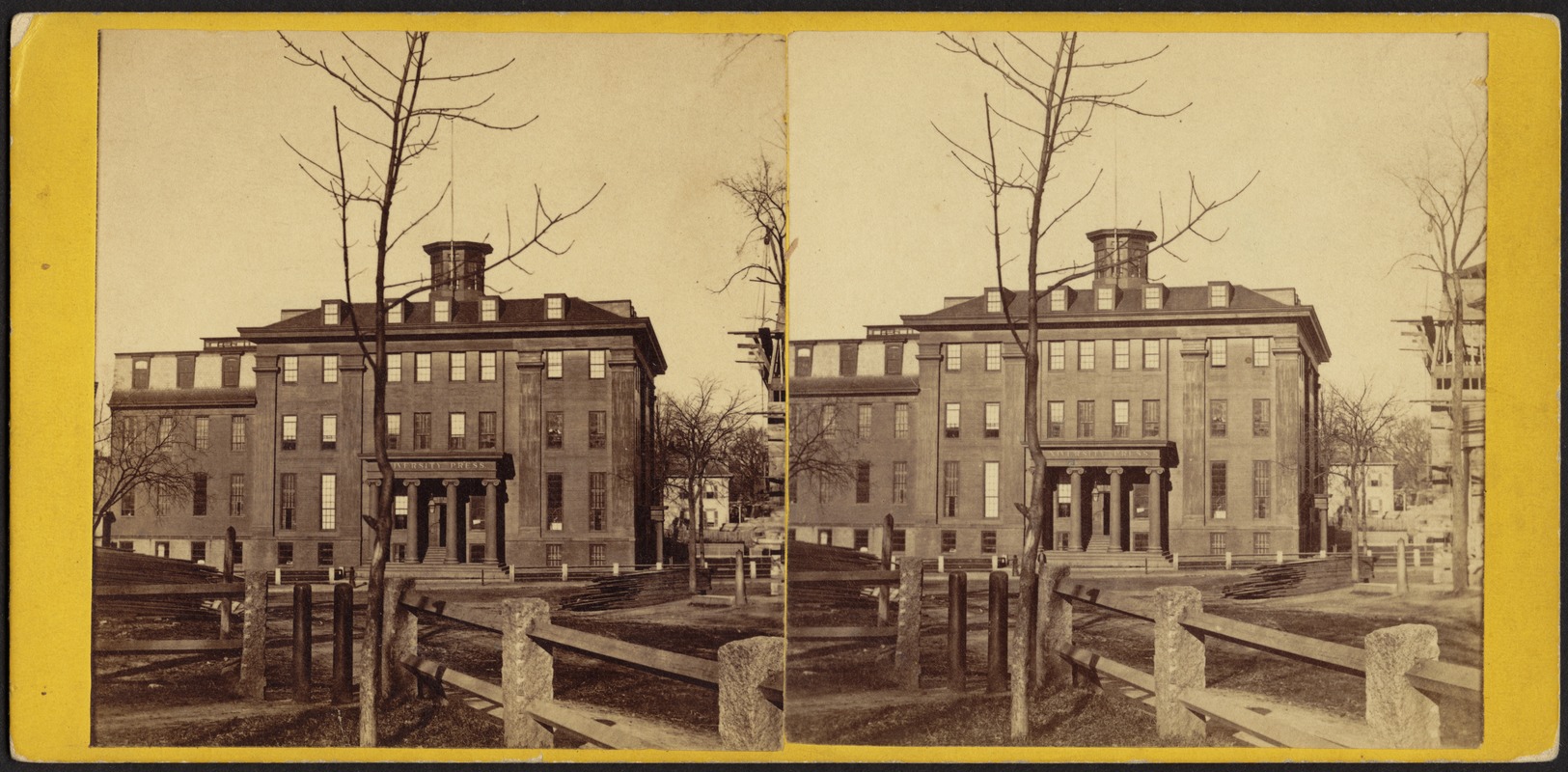 Stara drewniana prasa drukarska obsługiwana przez drukarzy w koszalińskiej drukarni