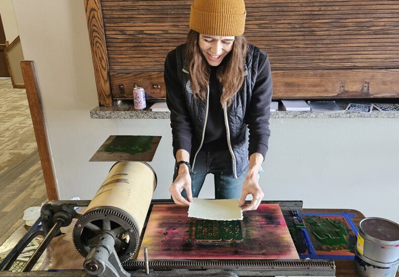 Montaż historycznych zdjęć drukarni i współczesnych redakcji cyfrowych w Koszalinie