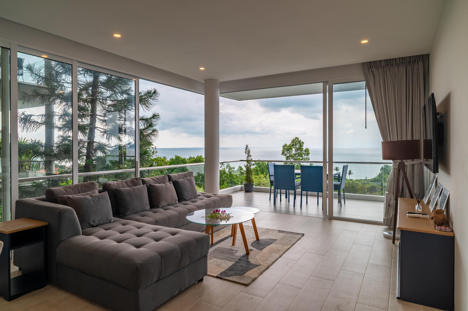 Elegancka sypialnia z dużym łóżkiem i balkonem wychodzącym na plażę Bałtyku