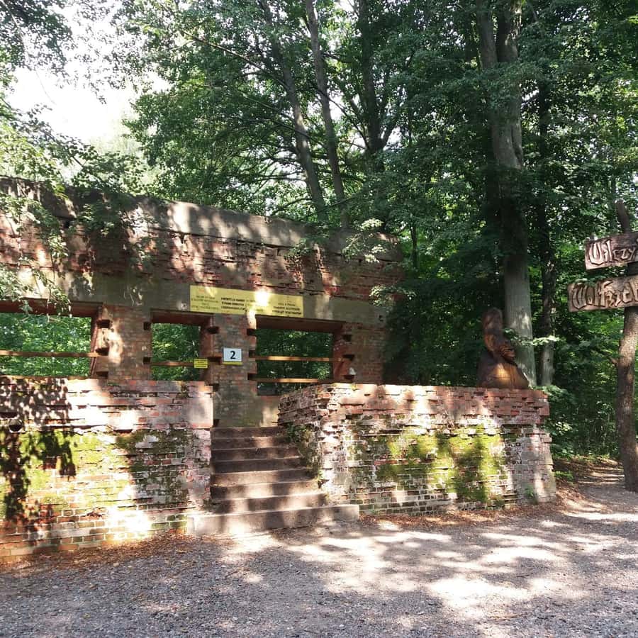 Ciemne wnętrze schronu z betonowymi korytarzami i otworami strzelniczymi na ścianach