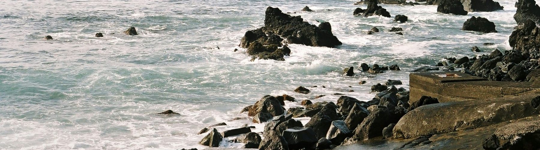 Zachód słońca nad morzem z lekką bryzą unoszącą piasek na plaży