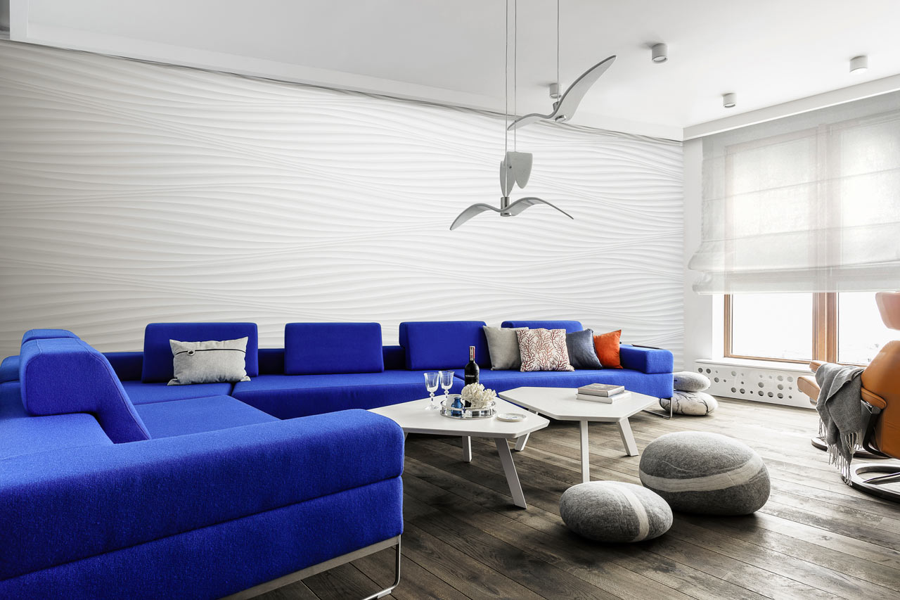 Kryty basen w apartamencie z przezroczystą ścianą na plażę i Bałtyk