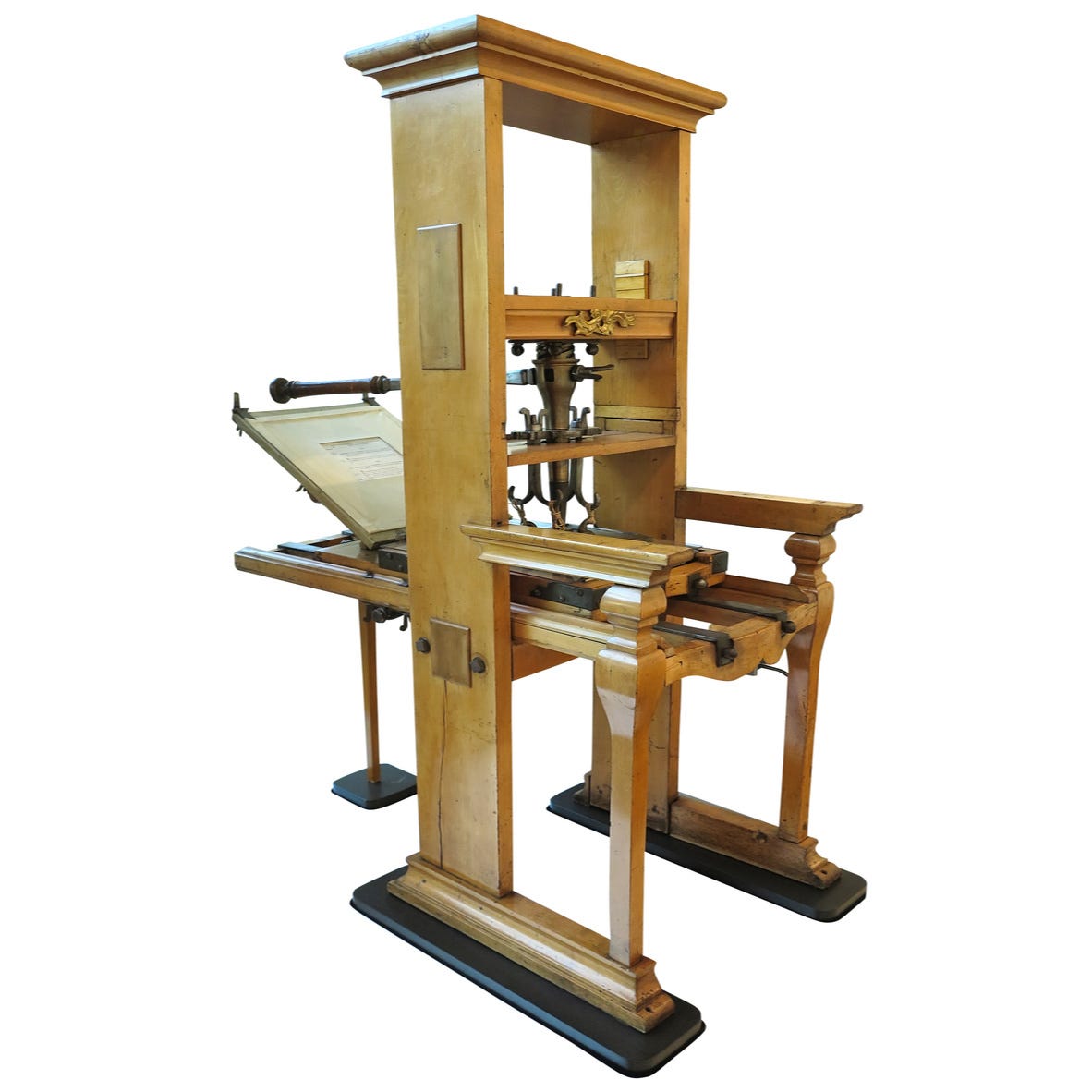 Komputery i monitory w redakcji z lat dziewięćdziesiątych podczas pracy zespołowej