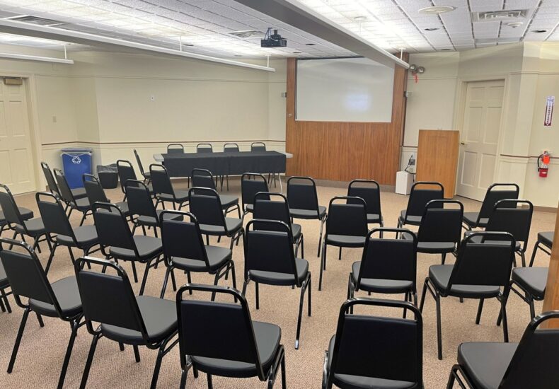 sala konferencyjna na godziny Koszalin z dużym stołem i wygodnymi krzesłami
