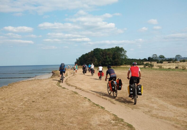 Szlak Nadmorski R-10 zachwyca rowerzystów plażami i klifami Bałtyku
