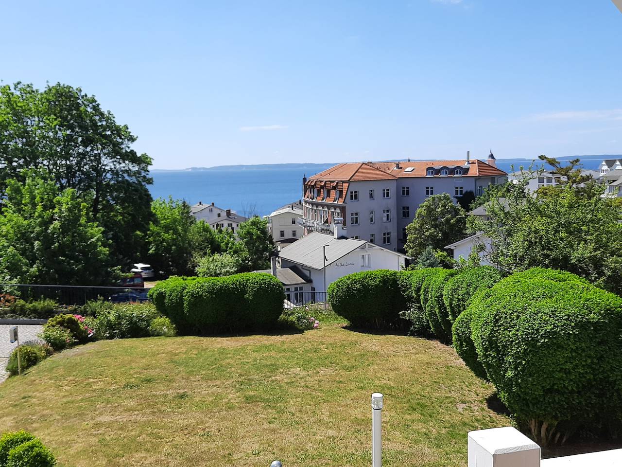 Relaks na balkonie z widokiem Bałtyku Słoneczny balkon apartamentu z leżakami i stolikiem nad brzegiem Bałtyku
